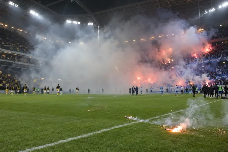 Fyrverkerier på planen försenar AIK:s möte med Göteborg