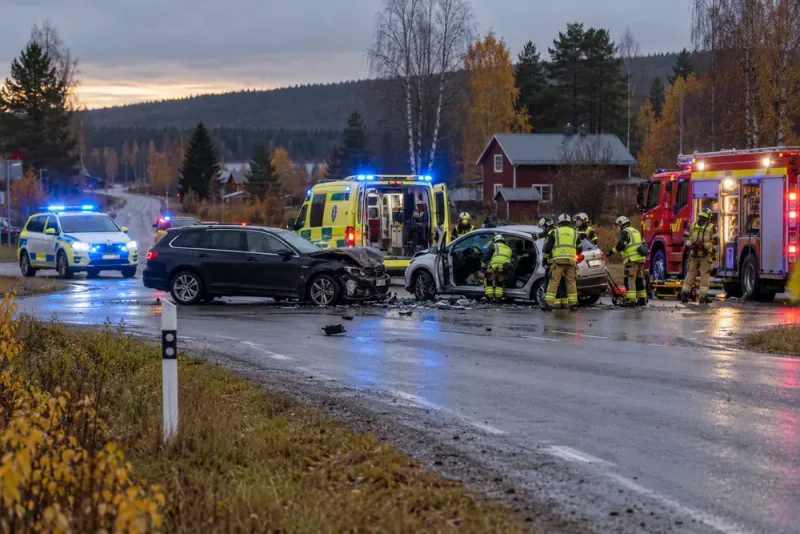 Tre till sjukhus efter bilkollision i Korpilombolo