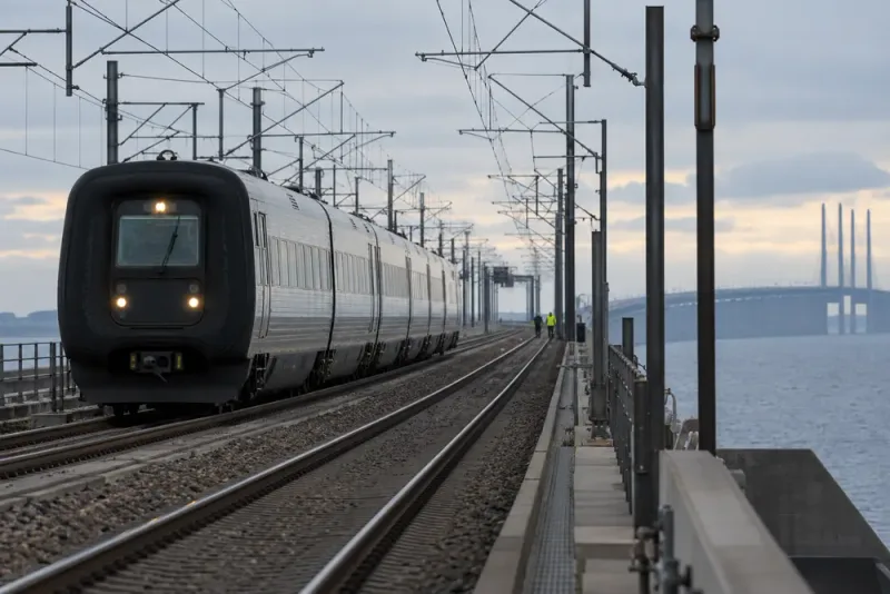 Obehöriga på spåret stoppade tågen över Öresundsbron