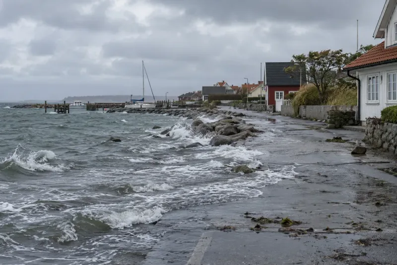 Högt havsvatten hotar kustnära byggnader i Skåne