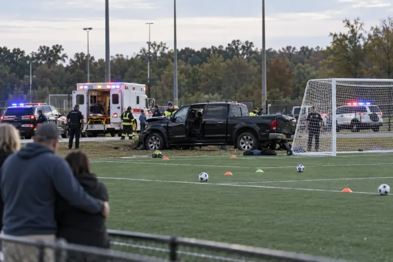 Sexårig pojke och 35-årig man omkom efter bilolycka under fotbollsmatch