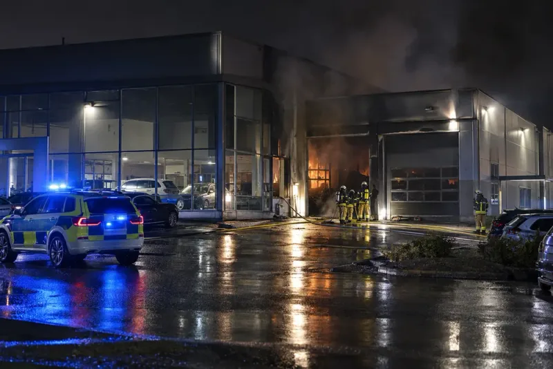 Misstänkt anlagd bilhallsbrand utreds som grov mordbrand