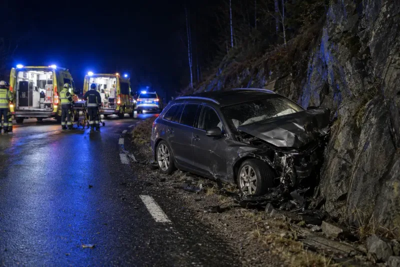 Tre tonårsflickor misstänks för bilstöld efter krasch