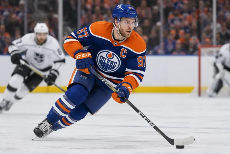 Connor McDavid jagar historiska poängrekord i NHL