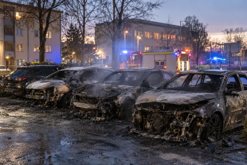 Fyra bilar brandskadade – polisen utreder grov skadegörelse