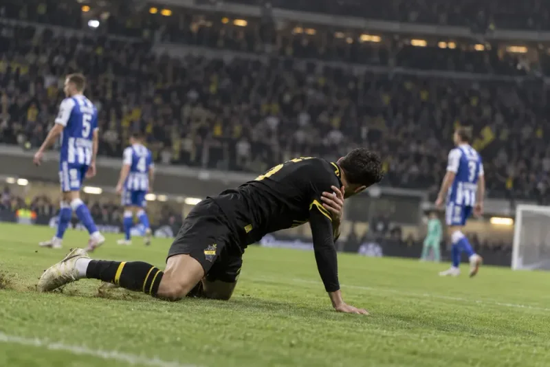 Diogo Tomás skadade axeln efter sitt premiärmål