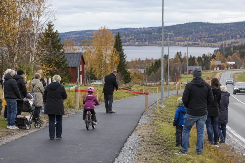 Ny cykelväg invigd på Rödön efter lång försening