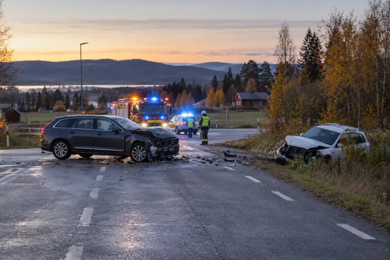 Två personbilar frontalkrockade – E14 stängdes av