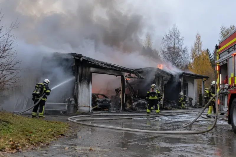 Kraftig garagebrand i Ullånger – sju räddningsenheter larmades