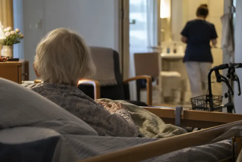 Anställd döms till fängelse för övergrepp mot äldre kvinna