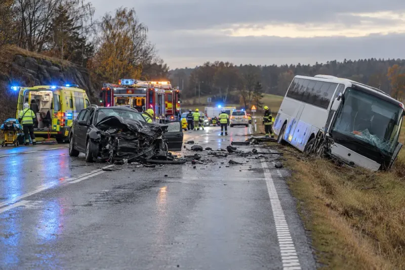 Bilförare omkom efter frontalkrock med buss utanför Varberg