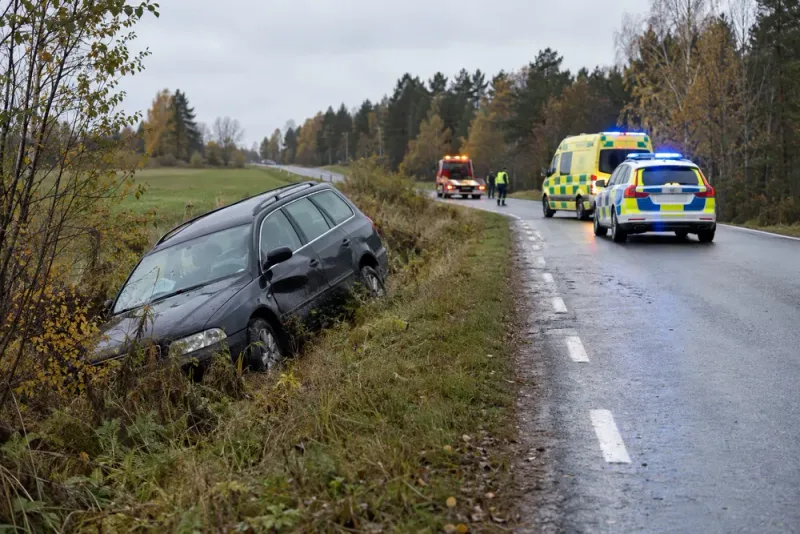 Bilförare avled efter avåkning – polisen utreder olyckan