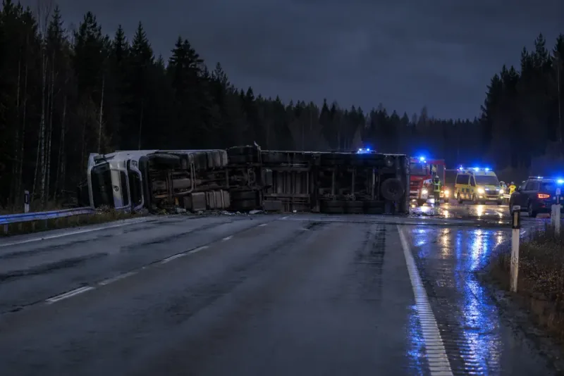 Välte lastbil blockerar hela E45 vid Ollsta