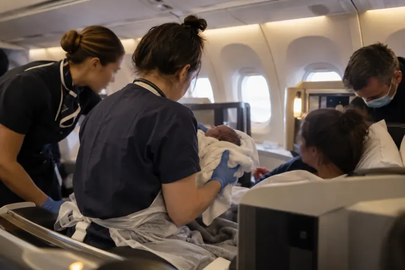 Svenska Moa hjälpte till vid förlossning på flygplan