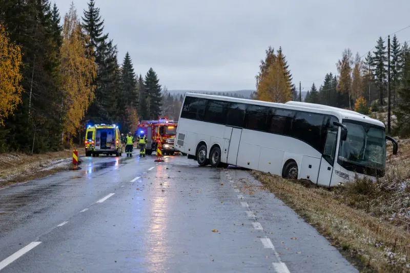 Bussolycka utanför Umeå – väg helt avstängd