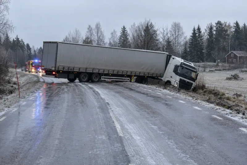Lastbil i diket – Ölbovägen helt avstängd