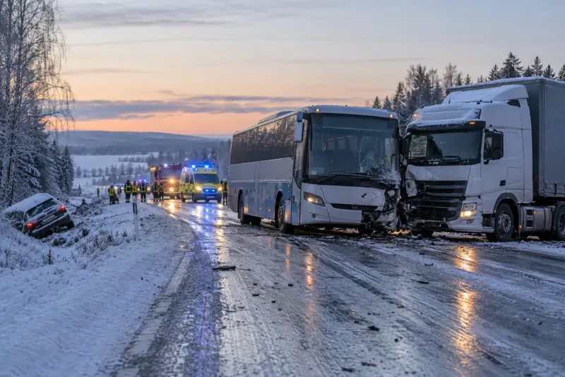 Flera trafikolyckor efter extrem halka på svenska vägar