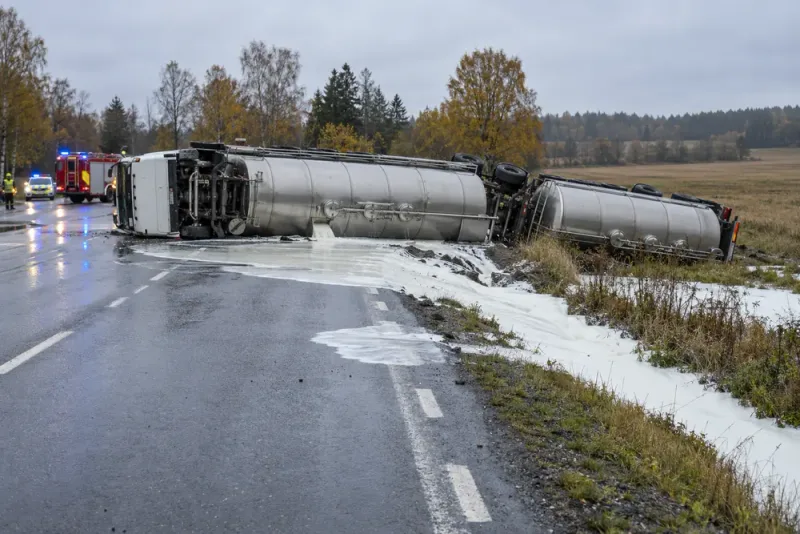Mjölkbil välte vid Skövde – 25 000 liter läckte ut