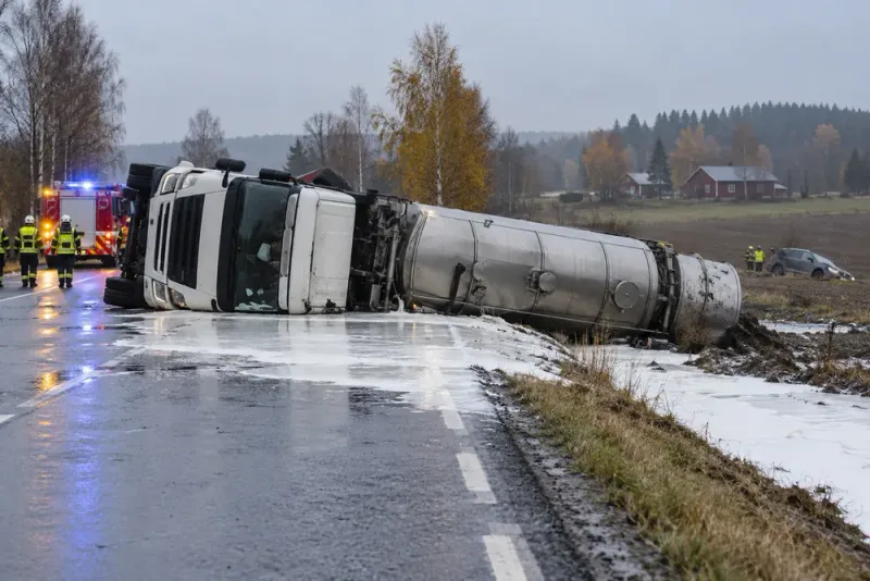 Välte mjölkbil blockerade vägen – ytterligare olycka inträffade