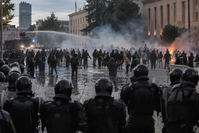 Nära 200 poliser sjukhusvårdade efter protester i Albanien