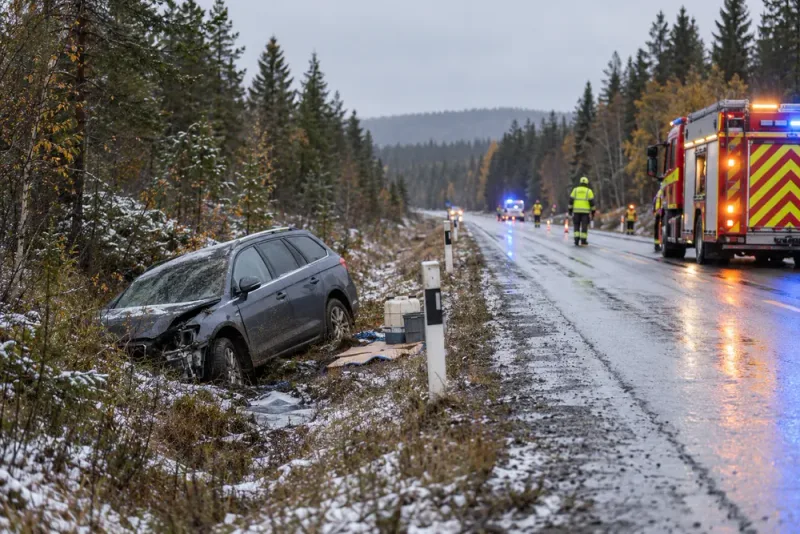 Bil körde av E45 – en person till sjukhus