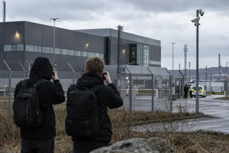 Två unga män misstänks ha spionerat för Ryssland