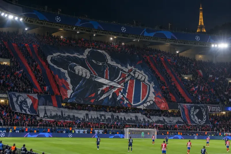 Barcelona kräver åtgärder efter PSG-supportrarnas banderoller