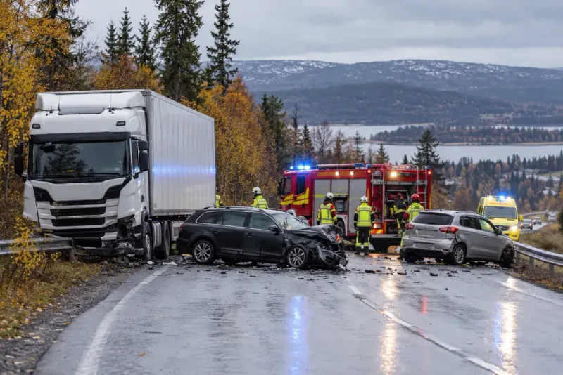 Tre fordon i trafikolycka utanför Lit