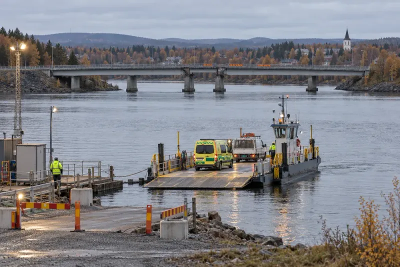 Beredskapsfärja öppnar ny passage efter bronskadan i Strömsund