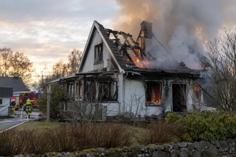 Äldre man åtalas för mordbrand efter att ha tänt på huset