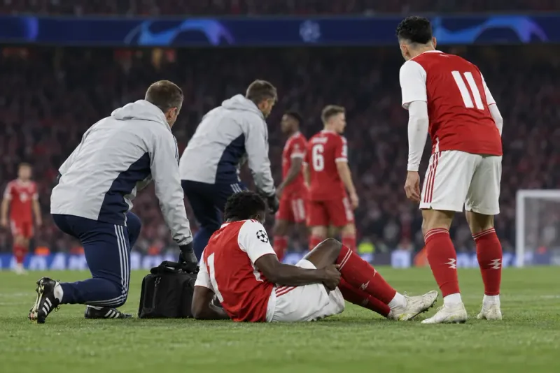 Bukayo Saka skadad tidigt mot Bayern München