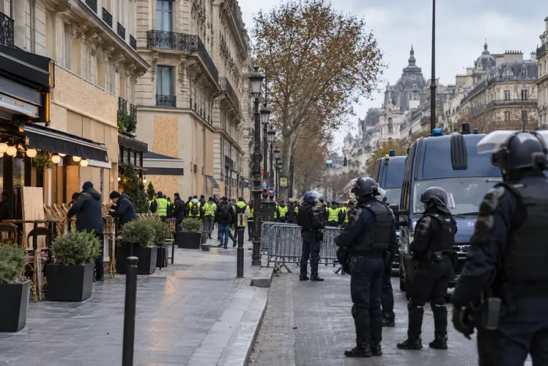 Paris rustar för nya våldsamma protester – 2 500 gripna
