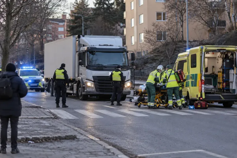Fotgängare livshotande skadad efter lastbilsolycka i Bandhagen