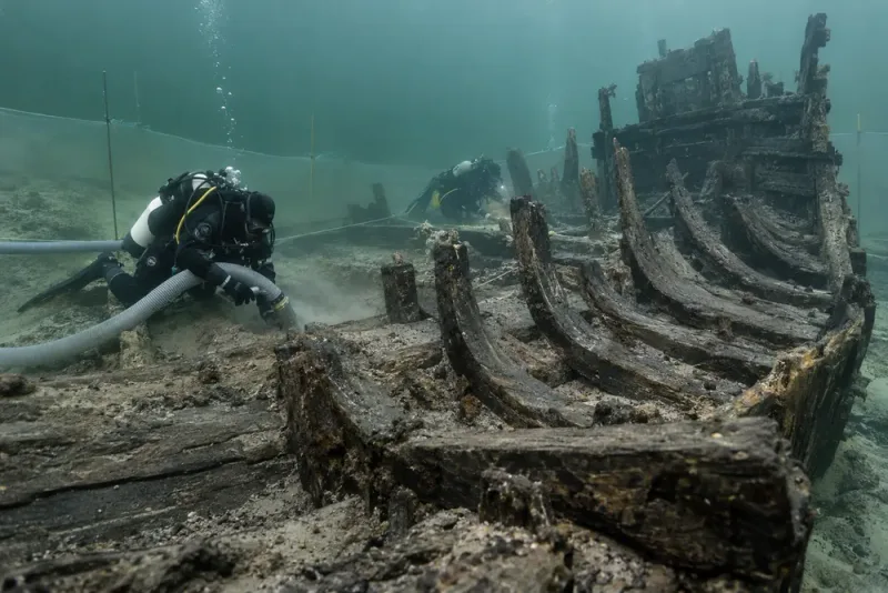 Marinarkeologer söker medeltida fartygskök i 500-årigt vrak