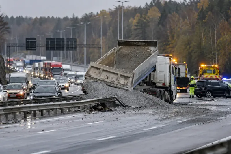 Gruslastbil genom mitträcke – långa köer på E18