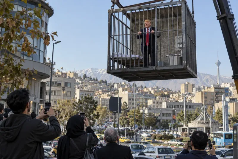 Iran visar Donald Trump bakom galler i Teheran