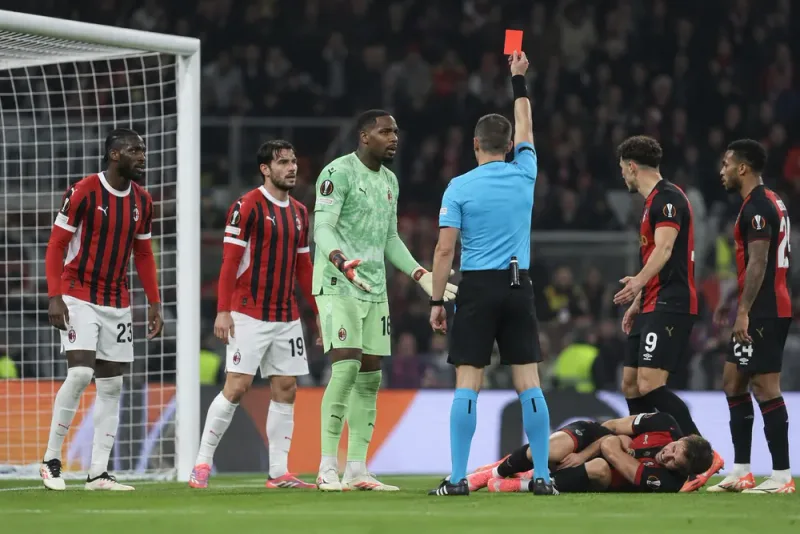 Mike Maignan fick rött när Milan föll