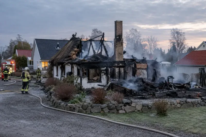 Villa totalförstörd efter brand vid spisen i Bromölla