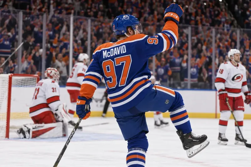 Connor McDavid slår Wayne Gretzkys historiska poängrekord