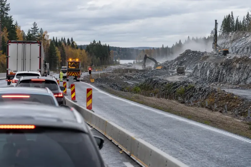 Sprängningar stoppar E4-trafiken flera gånger dagligen