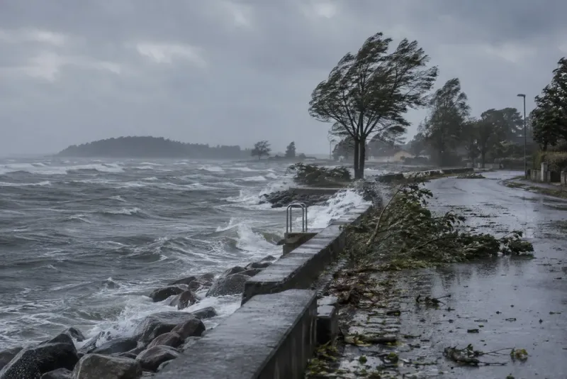 Stormen Boelo hotar Sverige med kraftiga vindbyar