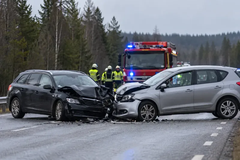 Två bilar i kollision – väg avstängd norr om Gävle