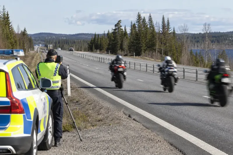 Två poliser döms efter motorcykelfärd i 281 km/h