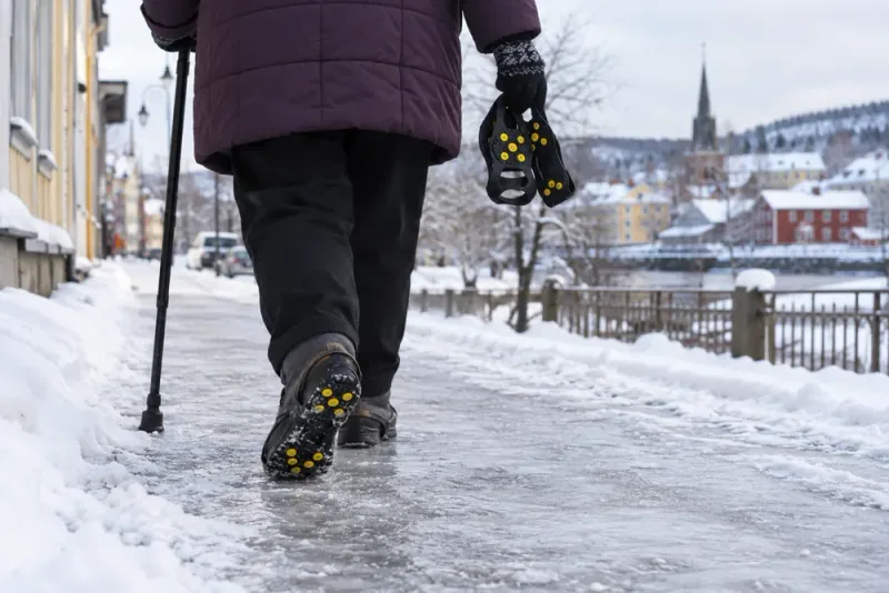 Arvidsjaur delar ut gratis broddar till äldre
