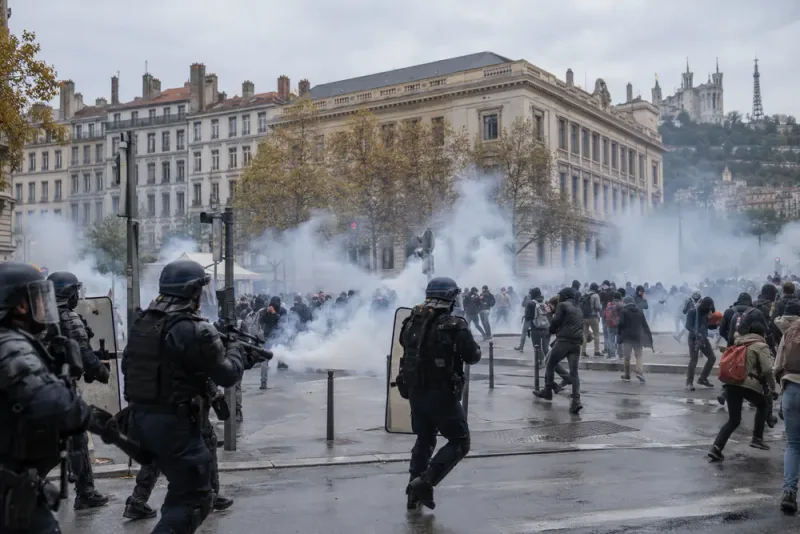 Polis använde tårgas mot demonstranter i Lyon