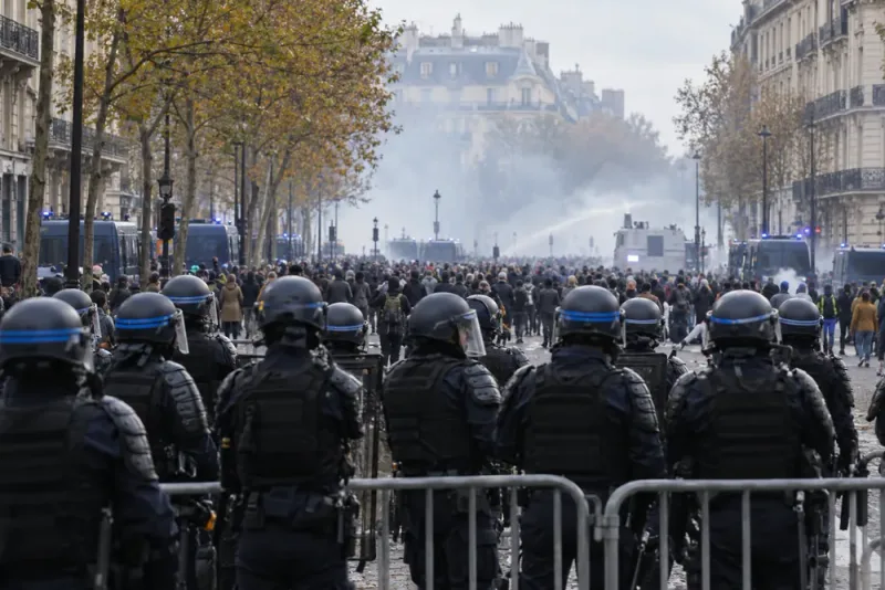 135 gripna i Frankrike efter omfattande protester