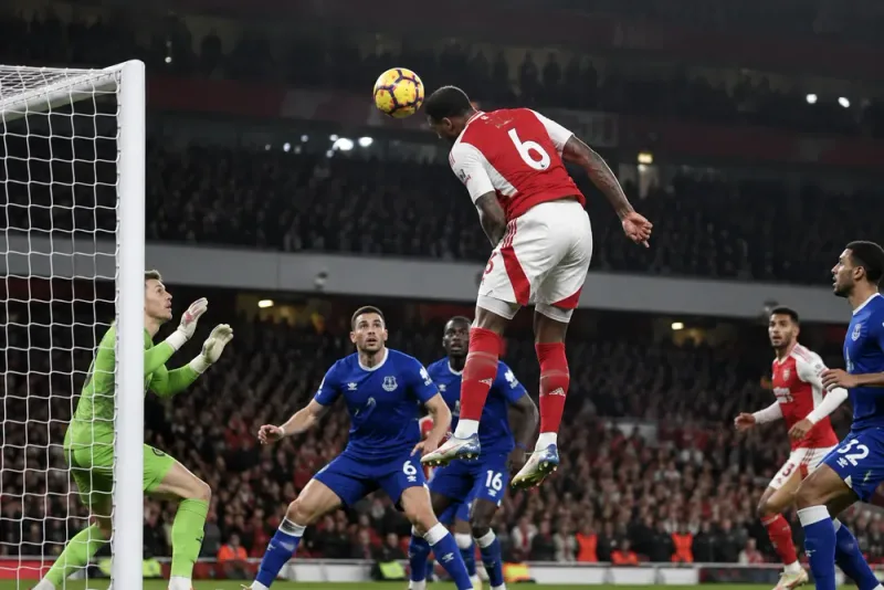 Gabriel Magalhães hjälte när Arsenal nådde toppen