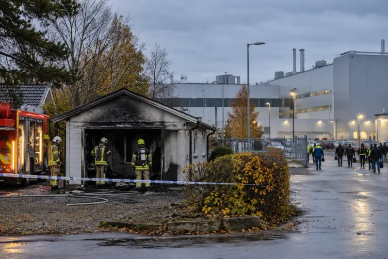 Sju barn skadade i brand – Volvo varslar 2 500