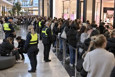 Polis larmades när hundratals köade till butiksinvigning