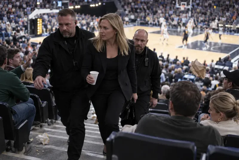 Britt McHenry lämnar Trumpadministrationen efter bråk på NBA-match